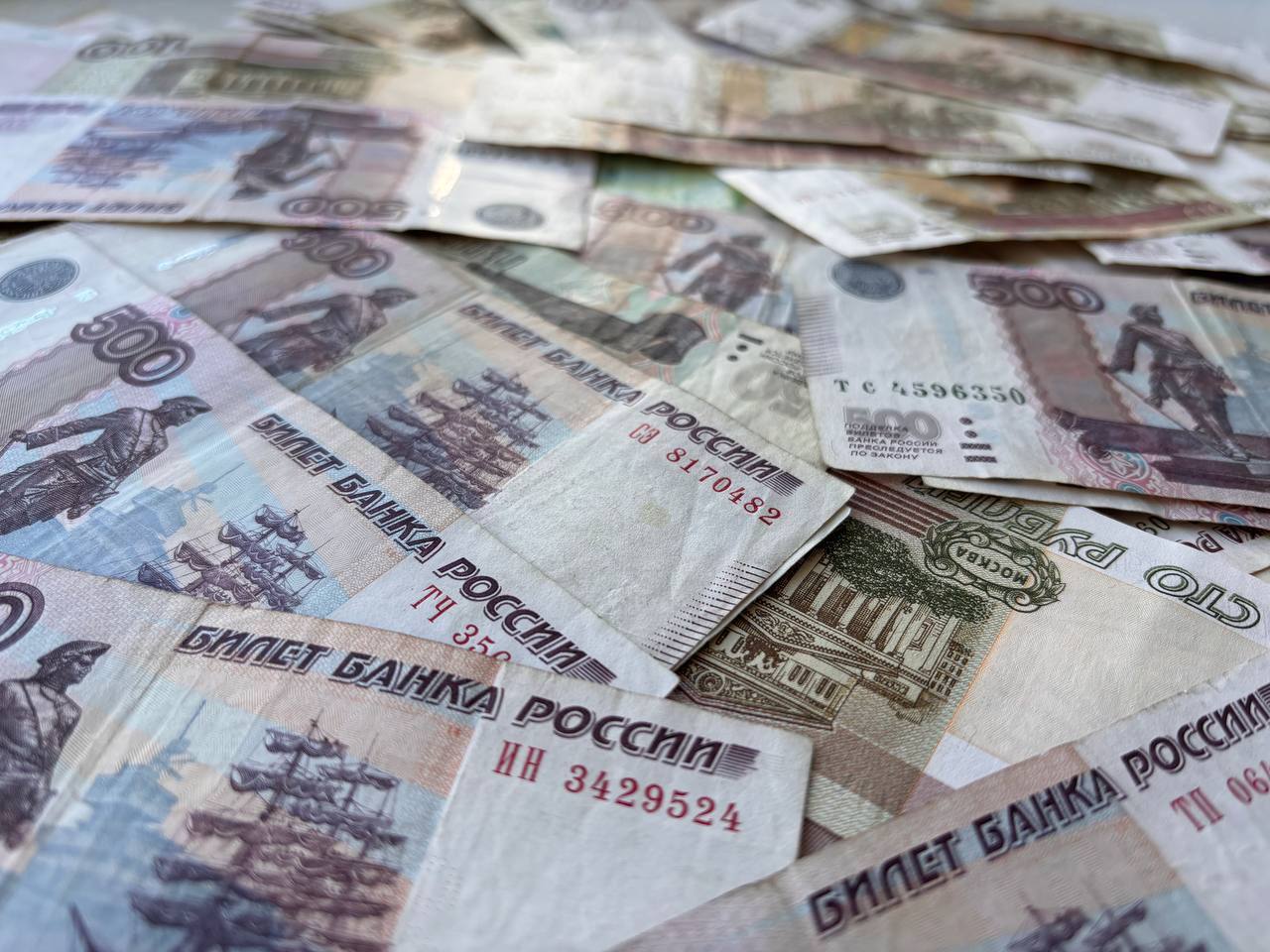 На кассах в магазинах смогут снимать наличные жители сёл ЕАО с нового года Депутаты парламента ЕАО поддержали инициативу разрешить жителям сельских населённых пунктов снимать с карты наличные на кассах местных магазинов Необходимые изменения в областное законодательство уже внесены В сельской местности наличный расчет за товары и услуги по прежнему остается актуальным А вот снять деньги там не всегда просто банкоматов или мало или попросту нет в отдаленных сёлах При этом сервис по снятию наличных на кассах внедрить было сложно из за особенностей в Налоговом кодексе предприниматели находящиеся на патентной системе не имели права оказывать эти услуги А в селах в основном так и ведут бизнес Сейчас данный запрет снят и регионы получили право действовать самостоятельно Мария Федоровна внесла соответствующий законопроект в Законодательное Собрание мы с коллегами его единогласно поддержали сказал Роман Бойко Подробнее по ссылке   riabir ru 467977