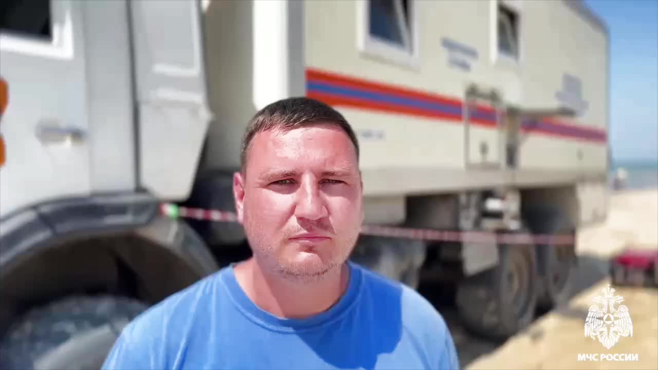 Водолазы МЧС спасли женщину в Анапе во время очистки моря от мазута