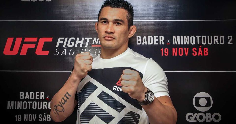Бразильский боец UFC Баррозу заявил о желании стать гражданином России ⁠ Бразильский боец UFC Франсимар Баррозу заявил, что хочет получить российское гражданство. Об этом он сказал в ходе проведения мастер-класса для спортсменов в Мелитополе.  "Я хочу получить российский паспорт. Пожалуйста, я хочу, чтобы меня поддержали. Помогите мне с этим. Это моя мечта – получить паспорт. Я буду больше работать, я стал на 100% русским", – сказал Баррозу, обращаясь к президенту РФ Владимиру Путину.  Боец подчеркнул, что чувствует счастье из-за хорошего отношения к Бразилии среди россиян. Кроме того, Баррозу женат на россиянке, и у них растет сын Габриэль.  "Я живу тут уже пять лет. Хочу сказать это всем – огромное спасибо России за поддержку моей карьеры здесь и моей семьи и за то, почему я здесь сегодня"...  Подробнее>>>