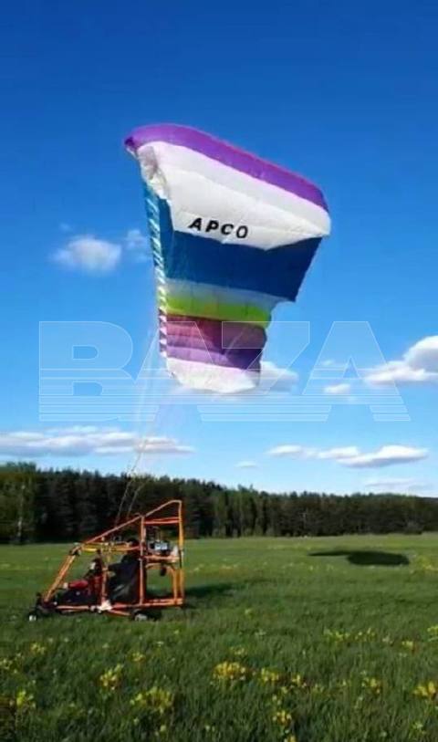 Пенсионер привязал мигранта к самодельному самолёту и случайно выдворил его из России. 73-летний москвич сконструировал летальный аппарат из парашюта и самодельного двигателя и решил совершить полёт вместе с рабочим, который помогал пенсионеру на даче.   Авиаконструктор планировал приземлиться в Домодедово, но из-за плохой погоды был вынужден экстренно сесть в Жуковском. После посадки на пенсионера составили административный протокол, а мигранта выдворили из России из-за отсутствия регистрации.