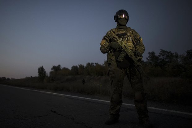 Маньяк, убивший 13 человек в Самарской области, вступил в ВСУ. Дмитрий Ворошилов, уроженец поселка Лоскутовка ЛНР, известный как «лесной маньяк» и «Леший», после отбытия срока заключения оказался в составе украинской армии. В 90-е годы, занимая должность начальника отдела безопасности туберкулезной колонии, он совершил серию жестоких убийств молодых пар в Самарской области. Он попал под подозрение, так как был похож на составленный потерпевшими фоторобот. Также на него написали заявление сотрудницы ИК-19: они жаловались, что коллега бил их и даже угрожал убийством. Майора задержали на рабочем месте 30 июля 1997 года. В 1999 году суд приговорил Ворошилова к 15 годам лишения свободы за убийство как минимум 13 человек. После освобождения в 2012 году Ворошилов перебрался в Днепропетровскую область Украины, где, по данным СМИ, вступил в ряды ВСУ. #маньяк #ВСУ