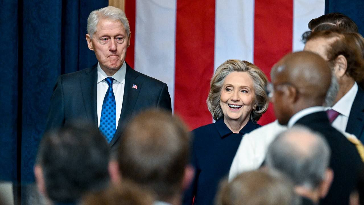 Бывший президент Билл Клинтон и его супруга госсекретарь Хиллари Клинтон согласились дать показания перед Комитетом Палаты представителей по надзору относительно их связей с продолжающимся расследованием в отношении осужденного сексуального преступника и торговца людьми Джеффри Эпштейна всего за несколько дней до того как Палата представителей возглавляемая республиканцами должна была проголосовать за привлечение их к уголовной ответственности за неуважение к суду Конгресс newsEconomics