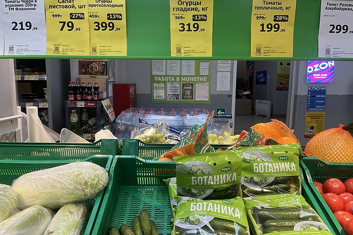 Эксперт сообщил когда подешевеют огурцы и помидоры Стоимость огурцов в России пойдет вниз уже с марта а заметное снижение цен ожидается в апреле Помидоры начнут дешеветь во второй половине мая Об этом URA RU сообщил генеральный директор экспертно аналитического центра агробизнеса АБ Центр Алексей Плугов По его словам к концу апреля цены на огурцы снизятся как минимум на четверть по сравнению с текущими значениями Для сравнения в 2025 году за период с февраля по апрель розничные цены упали на 32 4 Эксперт пояснил что с увеличением продолжительности светового дня расширяется производство не только в зимних тепличных комплексах но и в малых хозяйствах в том числе в пленочных теплицах Снижение цен по оценке Плугова может продолжаться вплоть до сентября При этом по данным Росстата с начала года рост цен на эти культуры составил около 40 и 20 соответственно uralweb ru