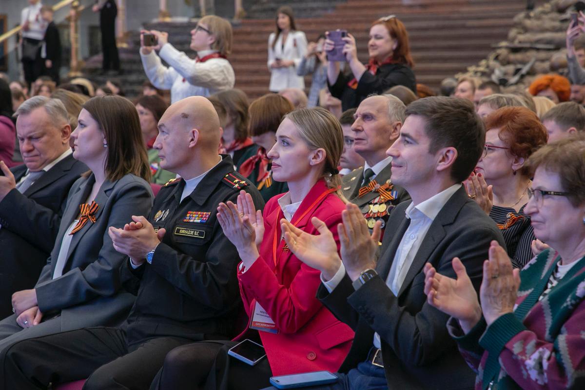 В Москве наградили победителей и призёров проекта «Без срока давности» На конкурсе представили около 700 000 работ школьников и студентов техникумов и колледжей, а число заявок на фестиваль превысило 3 500. «Награждение победителей, призёров, педагогов-наставников Международного конкурса сочинений «Без срока давности» и одноимённого фестиваля школьных музеев накануне Дня Победы стало доброй традицией. Сегодня церемония проводится в пятый раз. В год 80-летия Великой Победы конкурс сочинений впервые стал международным. В этом году от участников поступило более 700 000 работ. Конкурс сочинений охватывает все образовательные организации нашей страны. В нём активно участвуют школьники из разных государств», — обратился министр просвещения РФ Сергей Кравцов к участникам мероприятия. Федеральный проект «Без срока давности» посвящён сохранению исторической памяти о трагедии мирного населения СССР — жертв военных преступлений нацистов и их пособников в период Великой Отечественной войны. Абсолютными победителями, призёрами и победителями в номинациях всероссийского конкурса сочинений были признаны 76 человек, а победителями и призёрами фестиваля музейных экспозиций — 43 музея образовательных организаций основного общего, среднего общего, дополнительного, среднего профессионального и высшего образования. В числе почётных гостей торжественной церемонии была Лиана Килинч, немецкая антифашистка, президент благотворительного фонда «Мост Мира — помощь жертвам войны». По традиции самые активные участники проекта получили приглашение на Парад Победы на Красной площади. Проект был инициирован поисковым движением России и реализуется с 2019 года Министерством просвещения РФ. Оператором выступает Московский педагогический государственный университет. #Новости_МП