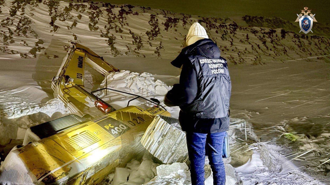 Следком расследует гибель сахалинца на Солнцевском угольном разрезе Углегорским межрайонным следственным отделом проводится доследственная проверка по факту смерти 55 летнего мужчины при выполнении работ сообщают в областном следкоме Напомним 1 февраля экскаватор под управлением одного из машинистов съехал в котлован с водой Водитель погиб Ему было 55 лет Устанавливаются все обстоятельства и причины произошедшего По результатам проверки примут процессуальное решение Эхо Сахалина По сути о событиях на островах