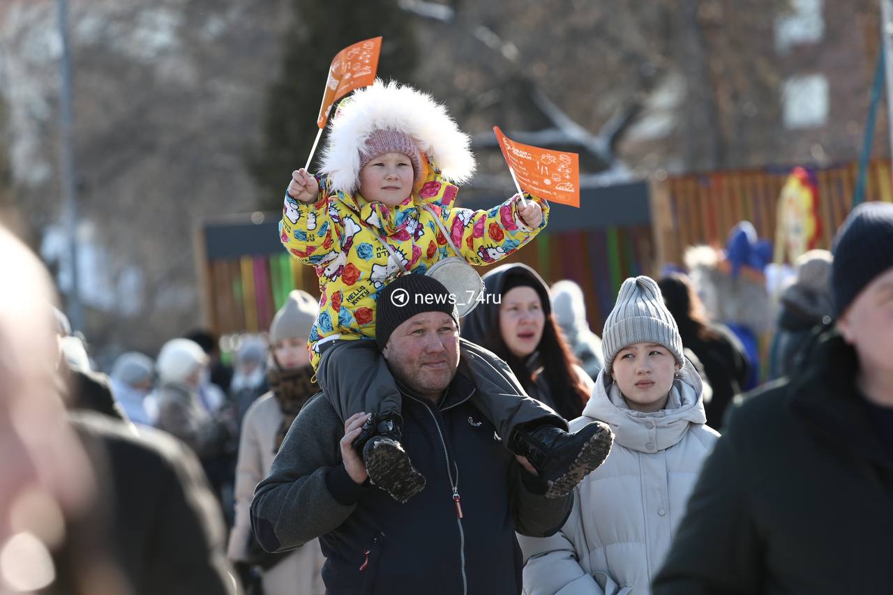 В парке Гагарина стартовали гуляния к Масленице. На главной сцене идет концерт, на площадке шахматного клуба выступает гармонист. Людей уже немало.   — На территории возле карьера вас ждут мастер-классы по изготовлению народных сувениров. Вы сможете сделать своими руками различные поделки, изготовить куклу, сплести браслеты и многое другое, — предложили в парке.   А вы планируете участвовать?