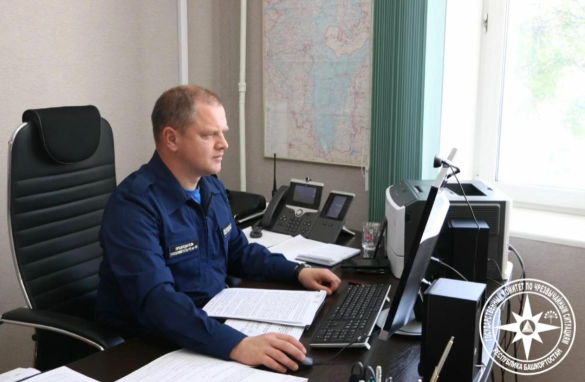 До начала купального сезона остаются считанные дни! Сегодня, в режиме видеоконференцсвязи провел совещание с муниципальными образованиями по вопросу подготовки к предстоящему купальному сезону. В текущем году на территории 63 муниципальных образований запланировано открытие 192 пляжей, что на 18 пляжей больше, чем в 2024 году. Обсудили с коллегами ход подготовки к купальному сезону в муниципалитетах и пути решения проблемных вопросов по открытию новых пляжей. Особое внимание уделили профилактике гибели людей на водных объектах республики, в частности вопросу обеспечения детской безопасности во время школьных каникул. С начала года по официальным данным на водных объектах республики зарегистрирована гибель 8 человек, в том числе 1 ребенка в городе Стерлитамак. Напоминаю, что купальный сезон еще не наступил! Традиционно он стартует 1 июня. Призываем граждан быть предельно осторожными и ответственными. Необходимо строго соблюдать правила поведения на водоемах. Только так можно предотвратить трагедии и сохранить человеческие жизни!