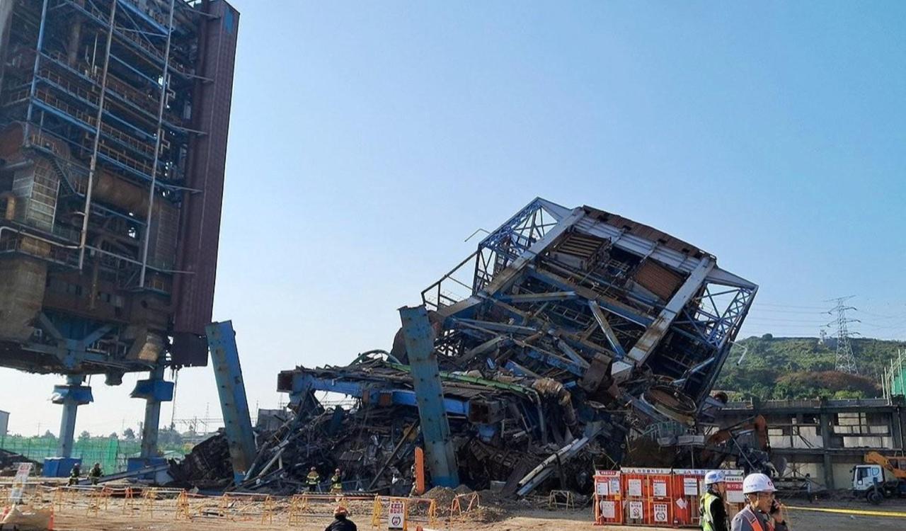 Обрушилась градирня выведенной из эксплуатации Ульсанской теплоэлектростанции компании Korea East West Power Южная Корея Под завалами остаётся семь рабочих Ведется спасательная операция Завели дело о нарушении пром безопасности Станция состоящая из трех энергоблоков в начале 1980 х годов обеспечивала 15 процентов потребностей Южной Кореи в электроэнергии