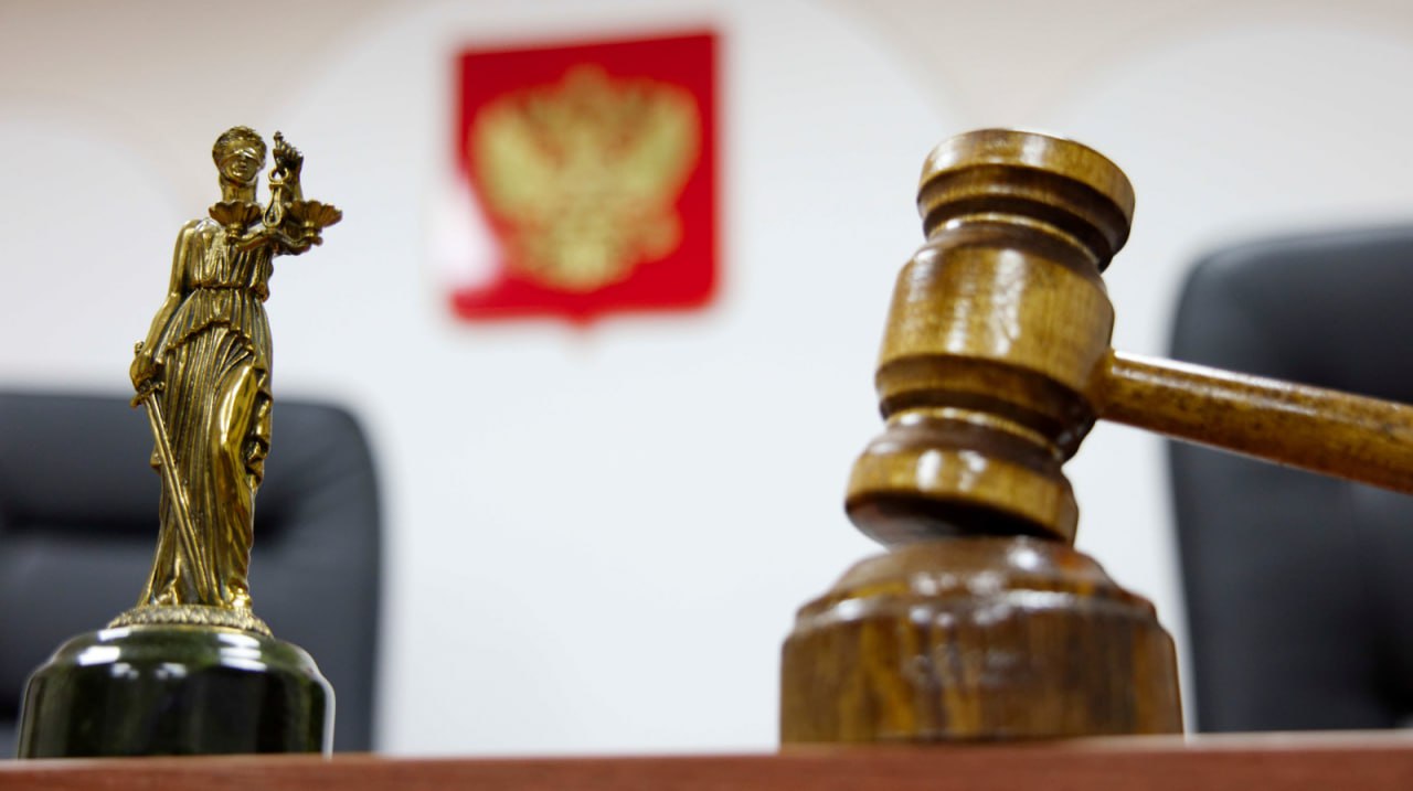 Жительницу Дагестана отправили в колонию на 8 лет за помощь террористам в Сирии Верховный суд Дагестана подтвердил приговор в отношении местной жительницы принимавшей участие в незаконном вооруженном формировании на территории Сирии Об этом сообщает УФСБ РФ по региону Установлено что в апреле 2015 года жительница села Ашага Стал Сулейман Стальского района Дагестана Казимагомедова Л У выехала на территорию Сирийской Арабской Республики где вступила в ряды одной из международных террористических организаций в составе которой занималась приготовлением пищи пошивом обмундирования уходом за ранеными а также оказанием иной помощи ее членам в их деятельности отметили в УФСБ После ликвидации НВФ женщина перебралась в лагерь для беженцев в Сирии откуда в апреле 2025 года вернулась в Россию На территории Российской Федерации участницу бандформирований задержали сотрудники правоохранительных органов Южная служба новостей