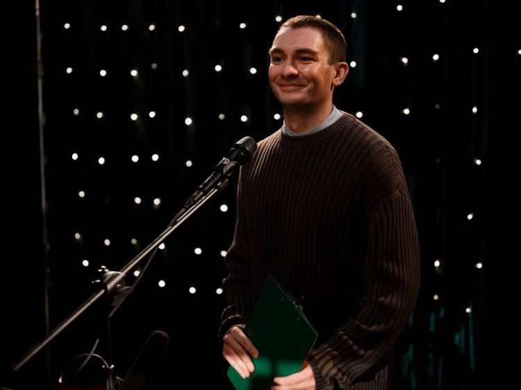 Актер из Волгограда сыграл в фантастическом триллере Резервация о закрытом городе Уроженец Волгограда Никита Павленко снялся в детективном триллере Резервация премьера которого состоится 1 февраля в онлайн кинотеатре КИОН входящем в цифровую экосистему МТС Актер исполнил роль Паратова учителя физкультуры в местной школе одного из жителей загадочного города оказавшегося в центре необъяснимых событий Сериал стал первой экранизацией фантастического романа Станислава Гимадеева Принцип четности Главные роли в сериале исполнили Денис Шведов Филипп Янковский Алексей Розин Екатерина Волкова Полина Гухман Николай Шрайбер Волгоградец Никита Павленко исполнил в сериале роль учителя физкультуры в местной школе Подробнее на Волжский ру   www volzsky ru index php wx 16 wx2 82584 ВолжскийРу волжский vlz