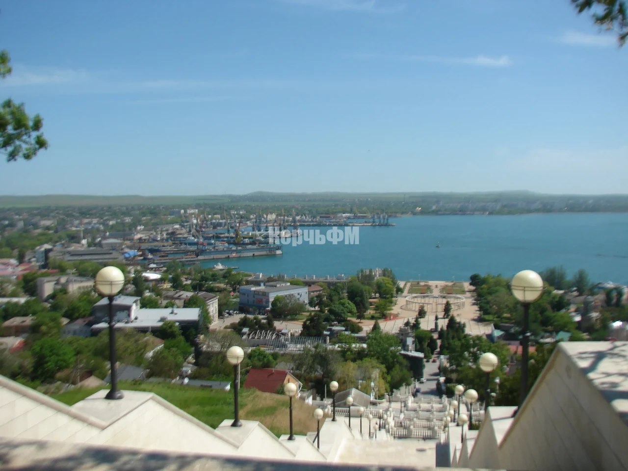 В Крыму до конца июня жара не ожидается До конца июня жары в Крыму не предвидится, передает КерчьФМ со ссылкой на радио «Спутник в Крыму«. Об этом сообщил ведущий специалист Центра погоды ФОБОС Евгений Тишковец. «Если в начале недели в регионе местами шел дождь, то уже к ее середине все придет в норму. Самым идеальным будет четверг, а вот в пятницу похолодает«, - прогнозирует Евгений Тишковец... подробнее