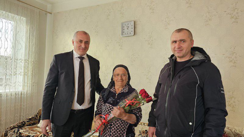 Жительница станицы Суворовской отметила 95 летний юбилей Жительница станицы Суворовской Вера Спиридоновна Попова отметила свой 95 летний юбилей Разделить радость знаменательного события с долгожительницей приехали первый заместитель главы администрации округа Алексей Татаров и начальник Суворовского территориального отдела Владимир Занозин Представители администрации передали Вере Спиридоновне персональное поздравление от Президента России Владимира Путина и вручили памятные подарки пожелав ей крепкого здоровья и благополучия Вера Спиридоновна образец стойкости мудрости и жизнелюбия Такие люди гордость нашего округа Они являются хранителями бесценного опыта и традиций которые мы должны передавать будущим поколениям Сердечно поздравляю Веру Спиридоновну с юбилеем и желаю ей крепкого здоровья бодрости духа и долгих лет жизни отметил глава Предгорного округа Николай Бондаренко По материалам пресс службы АПМО