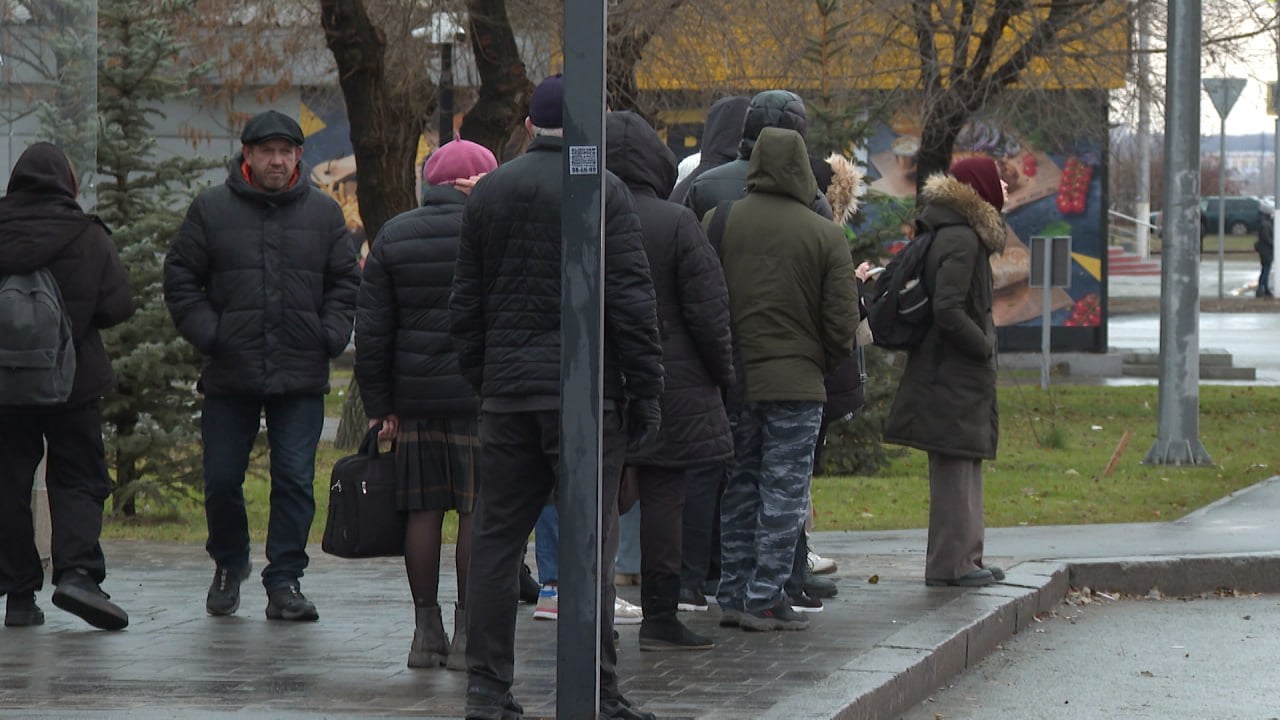 В Дзержинском районе Волгограда установят 21 остановку и отремонтируют четыре  Электронный аукцион по поиску подрядчика уже инициирован. Все работы должны быть выполнены в апреле.    Остановочные павильоны расположат на всем протяжении шоссе Авиаторов. Конструкции будут выполнены из металла и закаленного стекла с деревянными лавочками и урнами.  Всего планируется установить 21 павильон, они будут как стандартного типа, так и увеличенной площади. Еще четыре конструкции будут восстановлены.    Подписаться