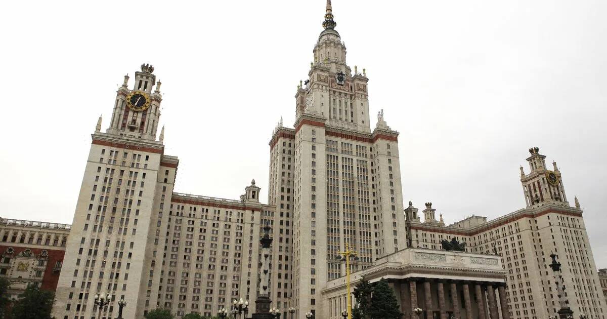 МГУ занял первое место среди российских вузов по отзывам в сети, передаёт ТАСС. Второе и третье делят ещё два московских высших учебных заведения. НИУ Высшая Школа Экономики Московский физико-технический институт национальный исследовательский университет / Наши каналы