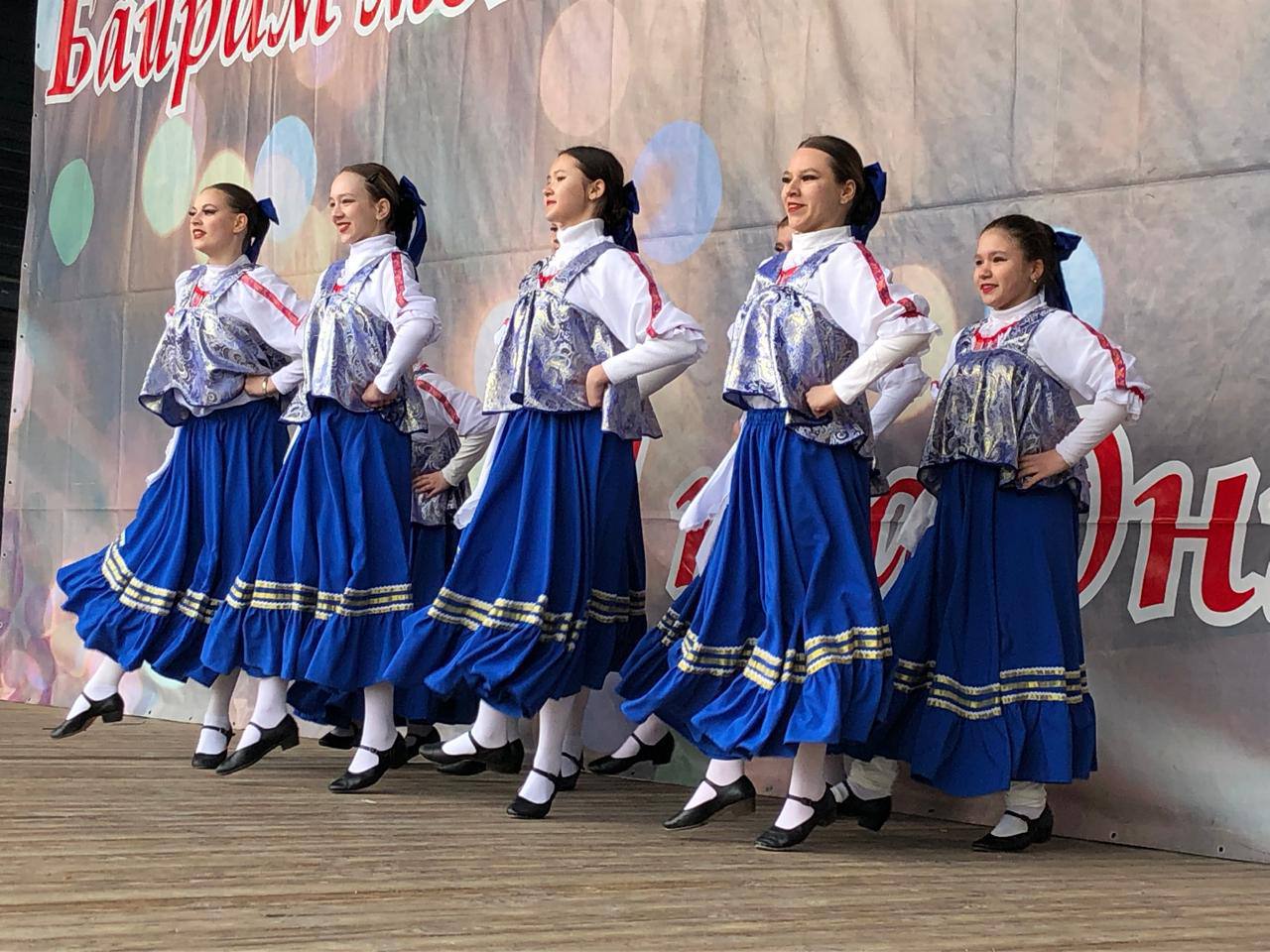 В Уфе проходят концерты, посвященные Первомаю Так, парке «Кашкадан» выступили воспитанники молодежных центров. Ребята танцевали и пели песни, посвященные Родине и ее истории.