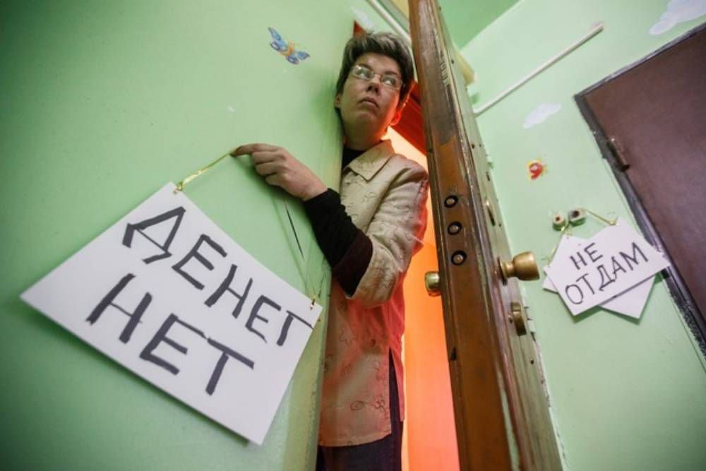 Жителям регионов с военным положением могут дать отсрочку по долгам В Госдуму внесен законопроект призванный помочь должникам проживающим в границах территорий где введено военное положение или режим контртеррористической операции  Принятие законопроекта согласно объяснению одного из авторов инициативы позволит защитить права должников но при этом обеспечит исполнение социально значимых требований Сохранятся обязательства по выплате алиментов возмещению вреда жизни и здоровью а также требований имущественного характера вытекающих из коррупционных правонарушений Подписаться на Российскую газету в Читать нас в MAX