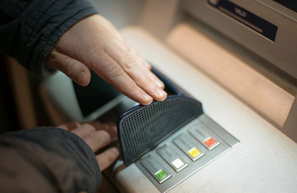 Пенсионерка из Читы перевела 4 млн рублей с продажи квартиры мошенникам Семидесятилетняя пенсионерка из Читы перевела 4,2 млн рублей с продажи квартиры мошенникам. Злоумышленники использовали схему с «безопасными счетами». Об этом 18 мая Lenta75.ru сообщили в пресс-службе УМВД России по Забайкальскому краю. - В мессенджере женщине пришло сообщение от якобы бывшего руководителя. В нём говорилось, что с её банковского счета осуществлялись несанкционированные переводы. Позже пенсионерке позвонил лжепредставитель службы безопасности банка, который убедил ее перевести средства на «безопасный счёт», - уточнили в ведомстве. Пенсионерка сняла все деньги, которые у неё были с продажи квартиры, и через банкомат перевела их мошенникам.