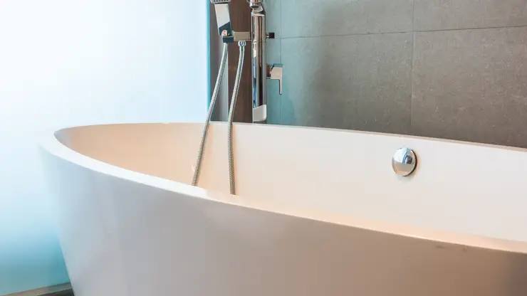 Пять дней в ванной пролежал новосибирец Он не мог из нее вылезти из за лишнего веса Вчера спасатели экипажа Вега 2 выезжали на необычный вызов Бригада скорой помощи обратилась за помощью чтобы извлечь из ванной комнаты мужчину с большим весом который провел в ней целых пять дней По словам спасателей мужчина надеялся самостоятельно выбраться из ванной но его попытки не увенчались успехом Ситуацию усугубило длительное нахождение в неподвижном положении у мужчины образовались пролежни и возникли проблемы с кровообращением Он был передан врачам скорой помощи Фото ru freepik com   Подписаться на sibnovosti ru предложить новость