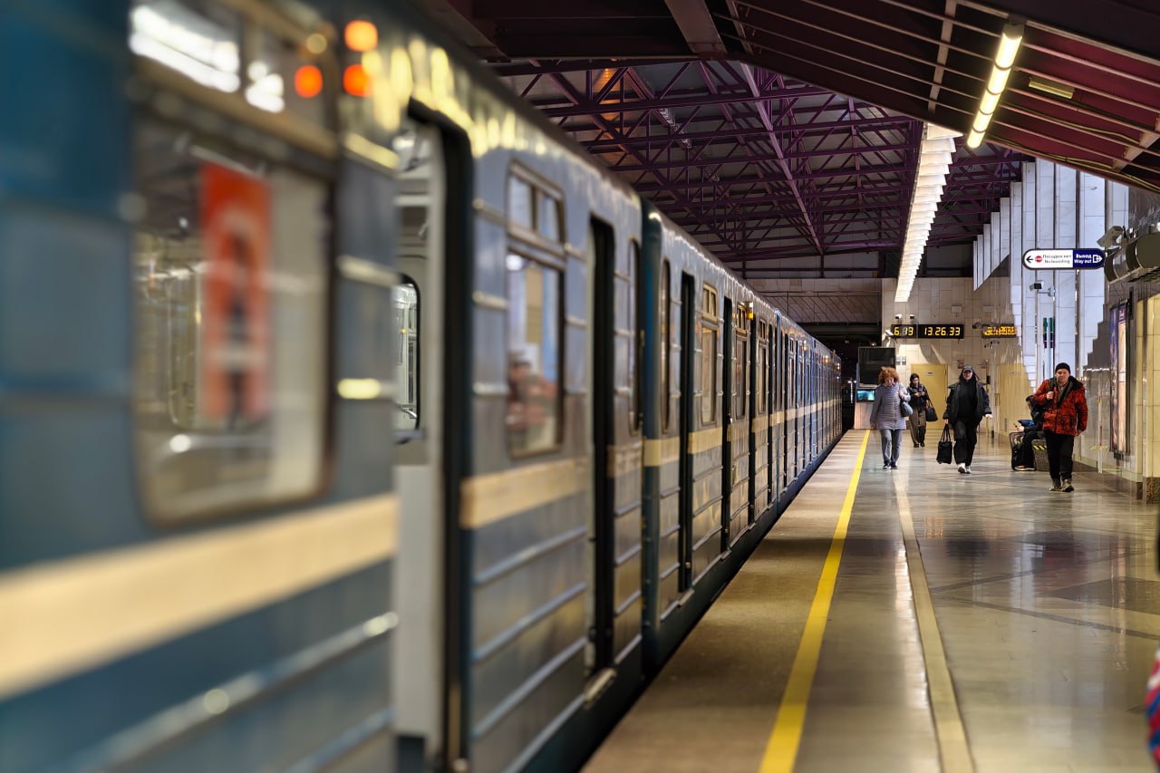 Стало известно о состоянии пассажира упавшего на рельсы на станции метро Шушары Об инциденте в подземке сообщили в 8 49 утра Движение на участке фиолетовой ветки было остановлено от станции Шушары до Международной Поезда снова пошли уже в 8 53 КП Петербург запросил информацию о состоянии упавшего пассажира К счастью человек остался жив сообщили в пресс службе петербургской подземки Читай нас в MAX Читай нас в Telegram