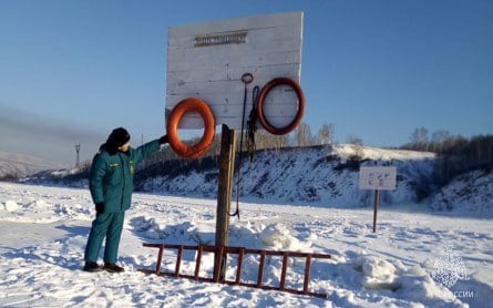 Еще одна ледовая переправа открылась в Забайкальском крае - на реке Шилка, в районе населенных пунктов Кокуй и Вавилон.  Всего на сегодняшний день в регионе действуют семь ледовых переправ.  МЧС России напоминает:    выезжай на лёд медленно, без толчков и торможений, со скоростью не более 10 км/час;   перед выездом на лёд отстегни ремни безопасности;    на ледовой переправе запрещено допускать остановки, рывки, развороты и заправку автомобилей горючим;   нельзя допускать нагрузки, превышающие грузоподъемность переправы;   нельзя перемещаться по переправе при плохой видимости  туман или пурга .   Ваша безопасность-ваша ответственность!