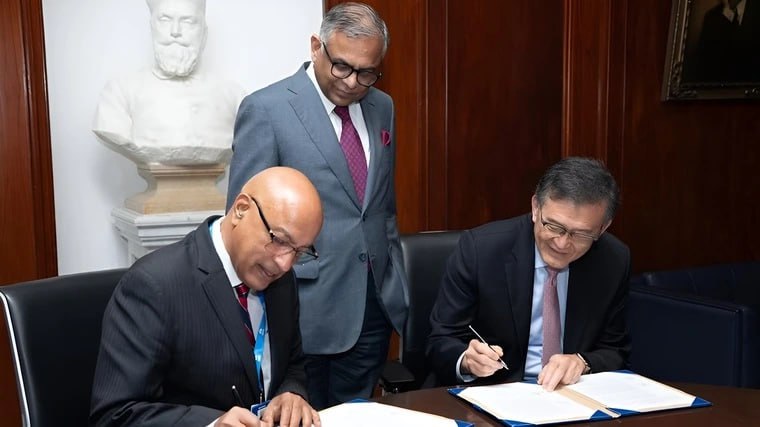 Intel станет партнером первой коммерческой фабрики чипов в Индии Tata Electronics инвестирует 14 млрд в создание первой в Индии коммерческой фабрики по производству кремниевых микросхем и центра по их упаковке и тестированию Крупным заказчиком и технологическим партнером проекта станет Intel Фабрика в Гуджарате создается в сотрудничестве с тайваньской PSMC и ориентирована на техпроцесс 28 нм который относится к зрелым и широко применяемым в массовой электронике Проект поддержан государственной программой по созданию национальной полупроводниковой отрасли однако страна пока не располагает полноценной цепочкой поставок и подготовленными кадрами поэтому прогнозируется что запуск производств займет длительное время Мой Компьютер