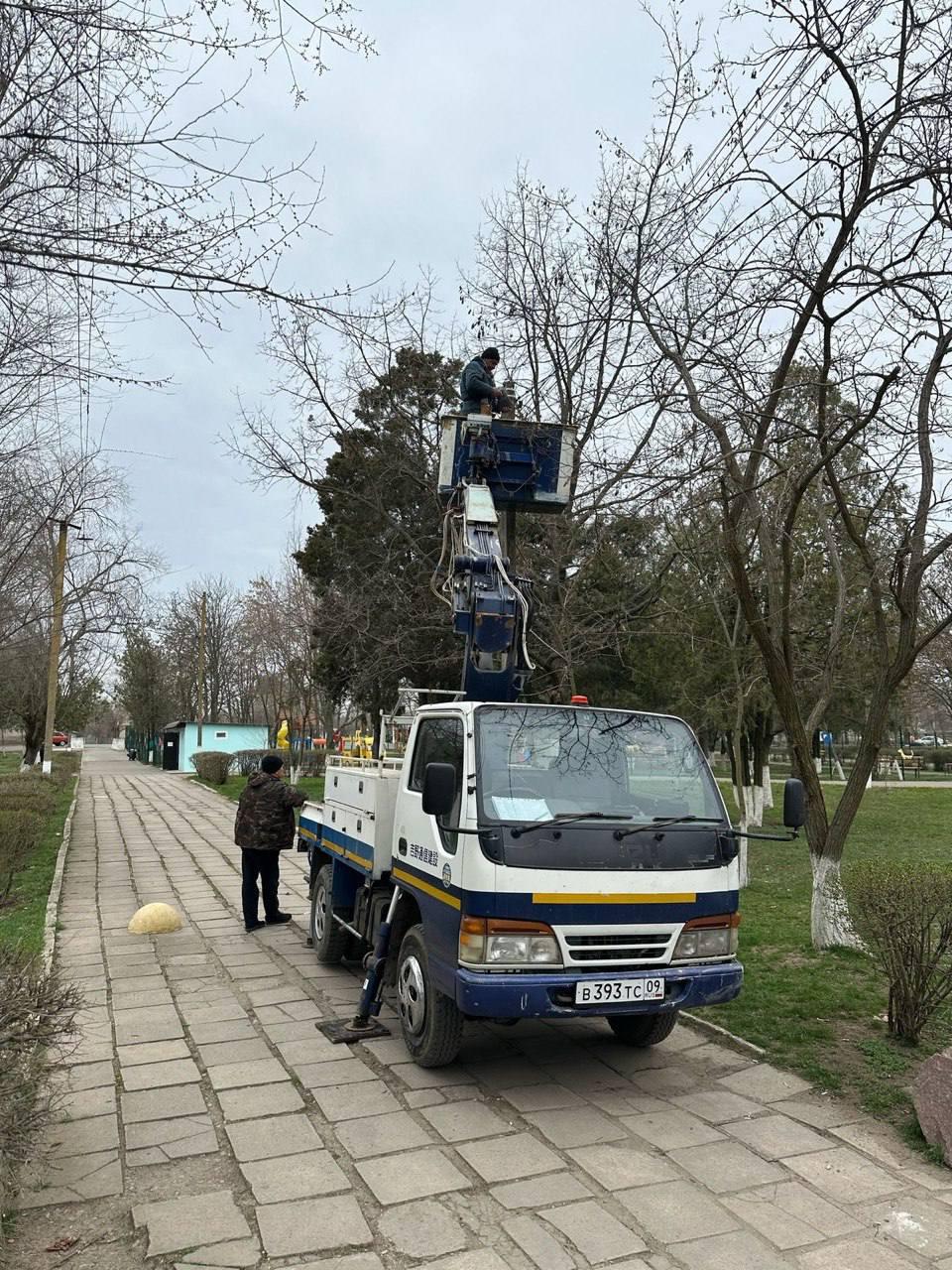 Аварийная бригада Краснодарского края работает в Новотроицком округе  Специалисты выполняют плановую работу по обеспечению стабильного функционирования коммунальной инфраструктуры Новотроицкого округа, а также оперативно реагируют на заявки населения и администрации.  По запросу Горностаевской школы в связи с проблемами учета холодного водоснабжения аварийной бригадой был произведен полный демонтаж старого узла учета и установлен новый современный прибор. Благодаря своевременному вмешательству, школа обеспечена бесперебойным и точным учетом потребления воды, что позволит оптимизировать расходы на коммунальные услуги.  Также для повышения безопасности и улучшения визуального облика Новотроицкого сквера, аварийная бригада провела замену устаревших ламп освещения на современные, энергоэффективные светильники. Новое освещение обеспечит более яркий и равномерный свет в вечернее и ночное время, для безопасных прогулок жителей.