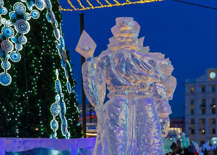 Новогодний ледовый городок на главной площади посвятят юбилею Челябинска Новогодний ледовый городок на площади Революции этой зимой посвятят 290-летию Челябинска. Именно эта тема собрала наибольшее количество голосов жителей. – Голосование шло на платформе «Обратной связи», — уточнили в администрации Челябинска. На суд горожан представили семь интересных тем главного ледового городка. Помимо юбилея города челябинцы могли проголосовать за одну из знаменитых детских сказок: «Золотой ключик», «Аленький цветочек», «Сказка о царе Салтане» или «Волшебник изумрудного города». Также посвятить городок предлагали арктической экспедиции или путешествию в страну великанов. Голосовать за канал