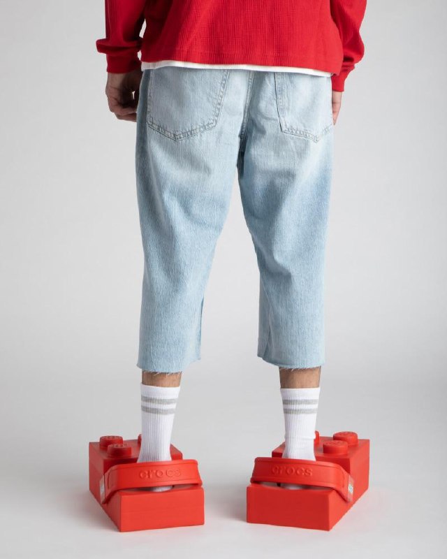 А вот это уже интересно Crocs выпустят сабо в форме классического кубика LEGO Каждая пара обуви будет поставляться с коллекционной минифигуркой LEGO одетой в свою собственную крошечную пару таких же сабо Об айтемах в Ай