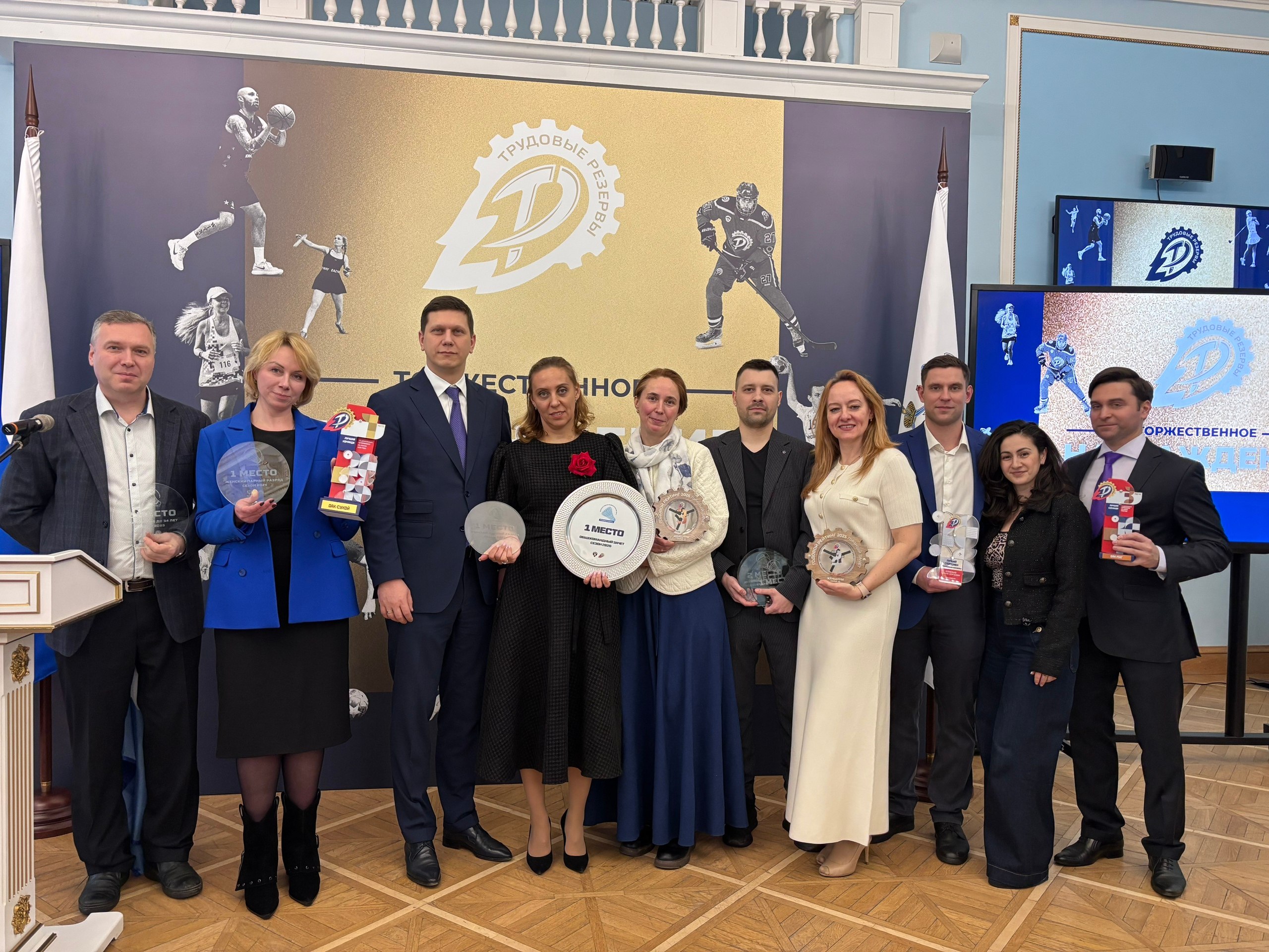 ОАК Карьера VK Сегодня в Министерстве спорта Российской Федерации состоялась Торжественная церемония награждения по итогам 2025 года ВФСО Трудовые резервы 2025 год стал годом роста масштаба и настоящих рекордов В мероприятиях ВФСО Трудовые резервы приняли участие более 40 000 спортсменов из почти 700 компаний География охватила всю страну от Калининграда до Владивостока В рамках спортивных соревнований участники из различных предприятий ПАО ОАК продемонстрировали высокие результаты и завоевали множество наград в командных и личных дисциплинах Помимо персональных наград предприятия ПАО ОАК отличились и в командных зачетах В номинации Лучшая команда по итогам 2025 года по длительным чемпионатам 3 место заняла сборная команда ОАК МиГ а золото завоевали спортсмены из ОАК Сухой