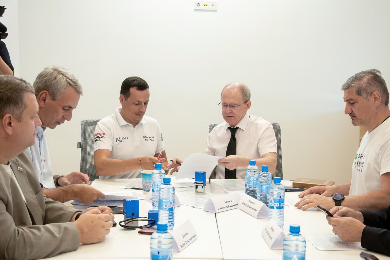 Общественная палата Севастополя подписала соглашения с НКО о проведении честных, прозрачных и законных выборов   Поддержали договоренности 14 социально-ориентированных некоммерческих организации региона.   Участие в событии в городской «Точке кипения» приняли член Общественной палаты РФ Станислав Корякин, председатель Общественной палаты Севастополя Александр Трошев и член ОП Севастополя Сергей Юхин. Аналогичные соглашения были подписаны ранее с городскими политическими партиями.   Представителям некоммерческих организаций предложили пройти дополнительное обучение в роли независимых наблюдателей по стандартам Штаба общественного наблюдения.   «Как отмечал наш Президент, мы строим социально ориентированное государство – конечно, роль СОНКО в этом процессе трудно переоценить. Поэтому хочется отдельно поблагодарить представителей СОНКО, которые пришли сегодня для подписания соглашения с Общественной палатой Севастополя о проведении честных, прозрачных и законных выборов, что они нашли время в своем плотном графике работы по поддержке людей для нашей совместной деятельности по установлению в Севастополе общественно-политического консенсуса», – поблагодарил председатель Общественной палаты города Александр Трошев.   Выборы губернатора и депутатов IV созыва в Ленинский и Гагаринский муниципалитеты пройдут 12, 13 и 14 сентября.