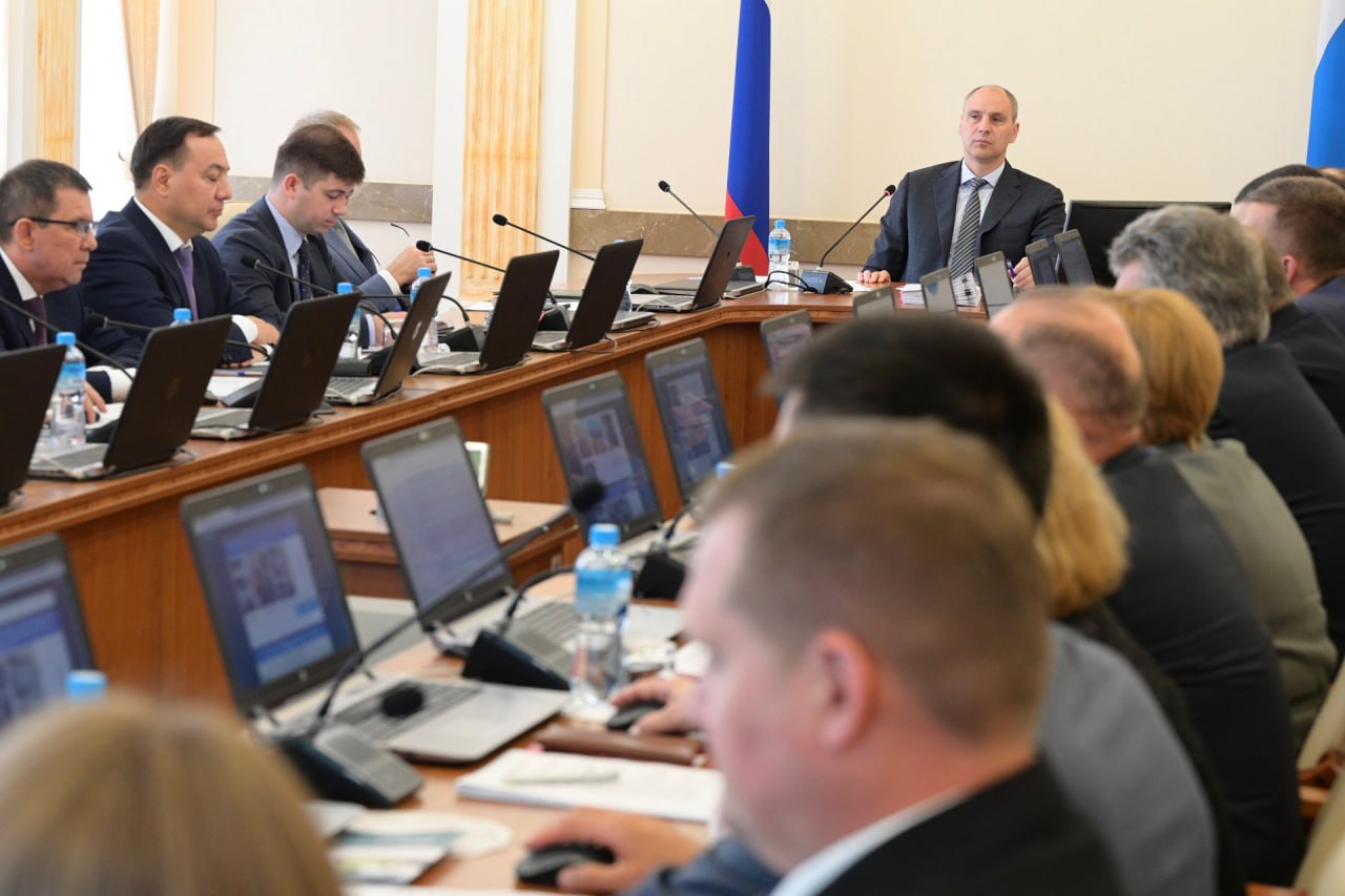 Также 14 августа на заседании правительства Денис Паслер рассмотрел планы модернизации объектов здравоохранения в регионе  В селе Петрокаменское под Нижним Тагилом будет капитально отремонтировано терапевтическое отделение городской больницы № 4. Денис Паслер отметил, что стационар на 25 койко-мест располагается в здании 1987 года постройки, его состояние не выдерживает никакой критики.   Капремонт не повлияет на работу стационара, прием пациентов не будет остановлен. Работы должны быть закончены весной 2026 года.  Кроме того, Денис Паслер сообщил о принятом решении сохранить врачебную амбулаторию в селе Городище Тавдинского муниципального округа. Капитальное здание в хорошем состоянии, с удобным для сельчан расположением.  «В поселке Шамары Шалинского муниципального округа закупили оборудование для физиотерапии и телемедицинских консультаций. Организован выезд врачей-специалистов в еженедельном режиме и оптимизировано время получения результатов анализов. В Тугулымскую ЦРБ приобретем эндоскопическое оборудование, что повысит качество диагностики заболеваний. В больнице работают грамотные специалисты, крепкий коллектив врачей, который обладает различными навыками диагностики и лечения. Остается только укрепить материально-техническую базу», — написал Денис Паслер в своих соцсетях.    Департамент информационной политики Свердловской области   Подписаться на «ОГ» Прислать новость Поддержать канал
