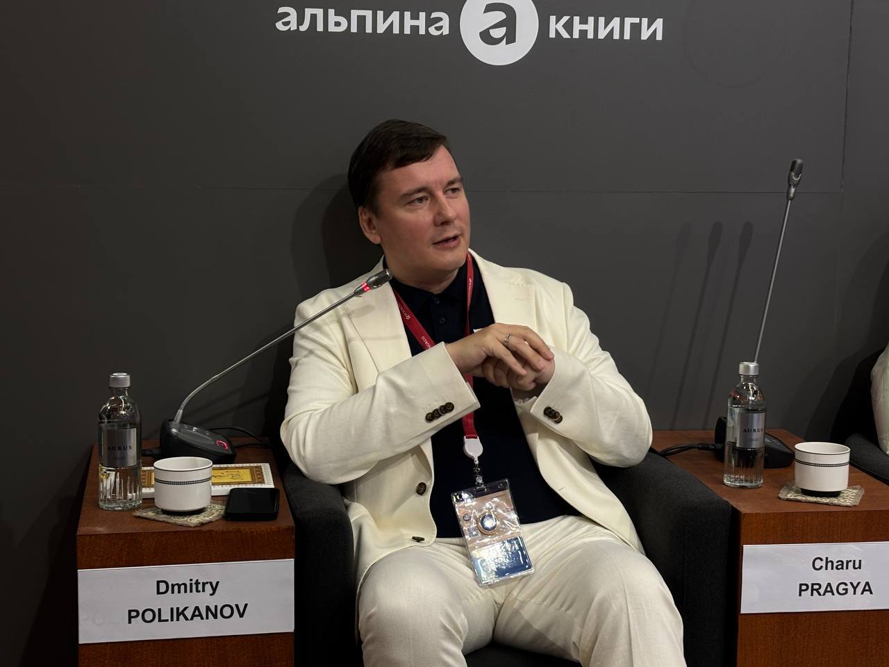 Гуманитарное сотрудничество в странах БРИКС: создание благоприятных условий для жизни людей На ПМЭФ спикеры из России, Индии, Индонезии, Бразилии и Узбекистана делились опытом и обсуждали проекты, направленные на привлечение НКО и благотворительных организаций к решению социальных проблем в рамках БРИКС. Участники говорили о вкладе НКО в решение социальных проблем, улучшение вопросов здравоохранения, безопасности и финансовой независимости. Обсуждались также практики работы с неполными семьями и семьями, воспитывающими детей с ограниченными возможностями или сиротами, которые могут быть применены на международной арене. Участники отметили, как цифровые решения могут найти применение в устранении проблем продовольственной безопасности и социальных вопросов, актуальных для стран БРИКС. Также была представлена программа «Миссия Добро». С 2021 года Россотрудничество совместно с Ассоциацией волонтерских центров и Русской Гуманитарной Миссией реализует проект по развитию международного волонтерства. Заместитель руководителя Россотрудничества Дмитрий Поликанов акцентировал внимание на платформе Добро.РФ, которая соединяет волонтеров с теми, кто нуждается в помощи. «Добро.РФ - уникальный портал, который помогает собирать волонтёров и стыковать их с теми, кто нуждается в помощи. Это одновременно CRM-система, где фиксируется активность, и инструмент для международного взаимодействия». В этом году «Миссия Добро» пройдет в Туркменистане, Киргизии, Узбекистане, Армении и других странах. #Россотрудничество #РусскийДом #RussianHouse #Rossotrudnichestvo #ПМЭФ