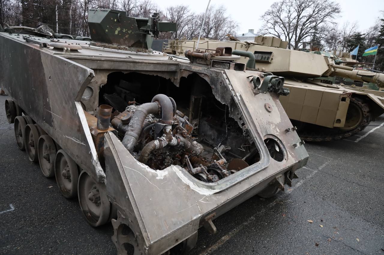 В Ульяновске проходит выставка трофейной военной техники стран НАТО. В основной экспозиции представлено 14 образцов вооружения. Их уничтожили наши мужественные бойцы в ходе СВО. Выставку можно посетить до 28 ноября. Время работы: с 10-00 до 17-00, 28 ноября с 10-00 до 15-00. Вход свободный. На открытии сегодня были военнослужащие, семьи участников СВО, волонтеры, члены общественных организаций, молодежь. Благодарю каждого за помощь фронту и поддержку наших защитников.   Победа будет за нами!