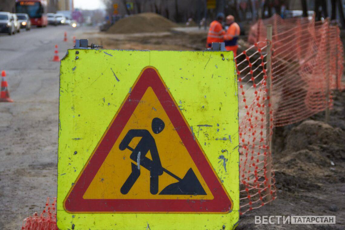 В Казани продлили ограничение движения по ул. Тэцевской и Дементьева  В Казани продлили ограничение движения на нескольких улицах в связи с капитальным ремонтом магистрального тепловода.   До 29 ноября закрыт тротуар на улице Тэцевской от улицы Копылова до улицы Дементьева.  Кроме того, частично ограничено движение транспорта и пешеходов на улице Дементьева от здания №2г до улицы Тэцевской.  Подписаться   Сообщить новости