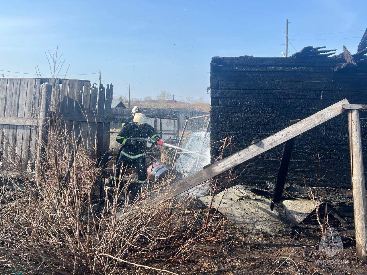 Пожарные ликвидировали возгорание в пгт. Тымовское 02 мая в 15:38 диспетчеру Тымовского пожарно-спасательного гарнизона поступило сообщение о возгорании на ул. Советская. Пожарный расчет прибыл через 7 минут. К моменту прибытия огнеборцев горели надворные постройки по всей площади. В 16:17 возгорание было локализовано, а в 18:17 полностью ликвидировано на площади 150 квадратных метров. В тушении участвовали 14 человек и 3 единицы техники пожарно-спасательной службы Сахалинской области. Погибших и пострадавших нет. Причины возгорания устанавливаются.