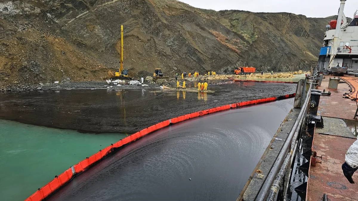 Нефтепродукты из затонувшего танкера «Волгонефть-212» продолжают поступать в море. Об этом сообщили представители Росприроднадзора во время заседания по делу о крушении танкеров в Керченском проливе, передает «Интерфакс». Как пишет ТАСС, компания «Каматрансойл», являющаяся владельцем потерпевшего крушение у Керченского пролива танкера «Волгонефть-212», не приняла мер по ликвидации последствий аварии и нарушила положения Кодекса торгового мореплавания РФ, касающиеся обязательств по подъему затонувших частей судна. Морспасслужба