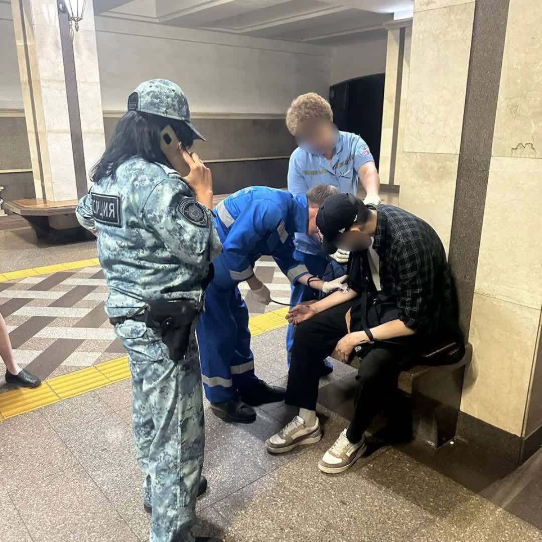 Парень упал на пути на "Суконной Слободе". Машинист его заметил и экстренно затормозил. Обошлось. Пострадавший в больнице. Поезда ходят по графику.