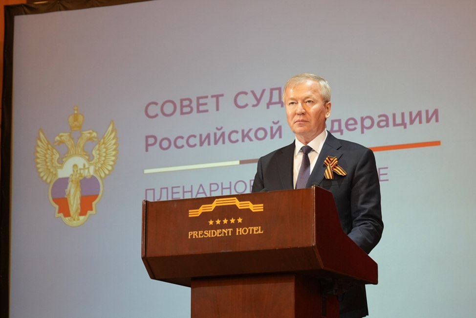 Высокопоставленный чиновник из Бурятии освобожден от должности Сегодня состоялось внеочередное пленарное заседание Совета судей Российской Федерации на котором помимо прочих вопросов согласовано освобождение от должности Генерального директора Судебного департамента при Верховном Суде Российской Федерации Иванова Владислава Анатольевича На этот пост кандидатуру выходца из Бурятии Владислава Иванова предложила в мае 2024 года то есть полтора года назад экс председатель Верховного суда России Ирина Подносова подробнее см по ссылке выше До назначения Иванов работал председателем Арбитражного суда Западно Сибирского округа с 2006 по 2012 годы возглавлял Арбитражный суд Бурятии Фото судебный департамент при Верховном суде РФ