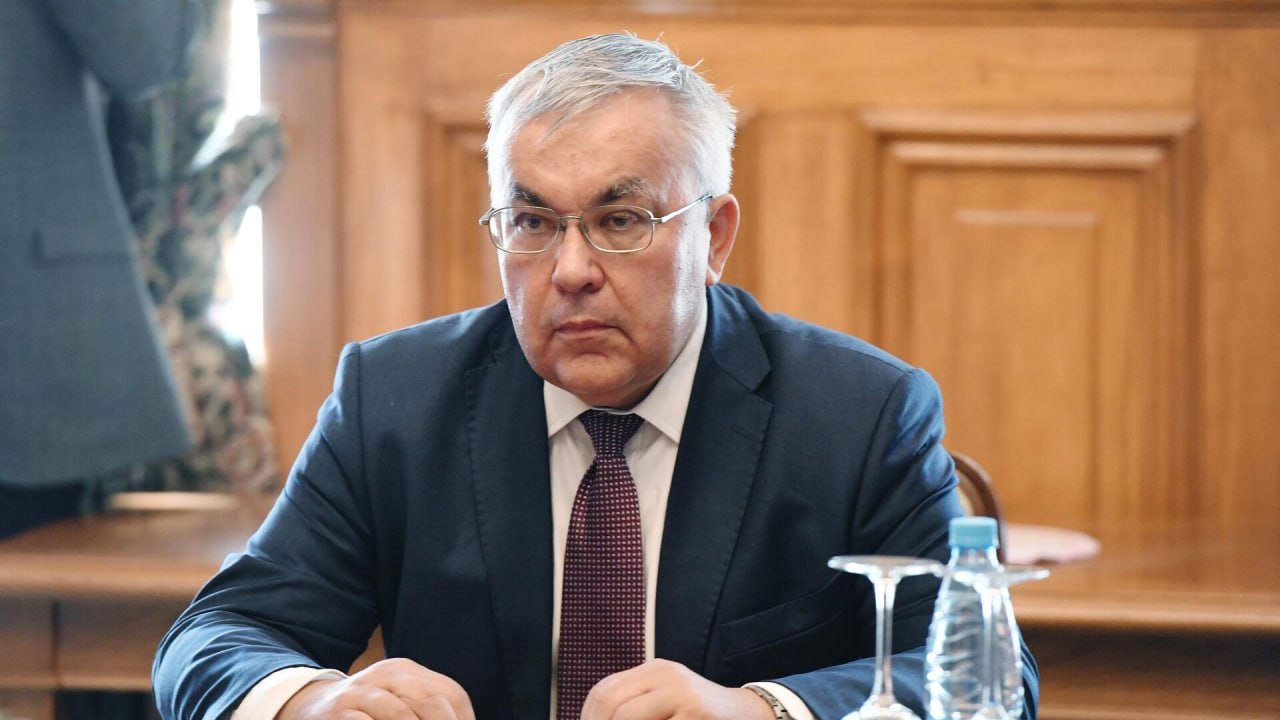 29 мая в рамках XIII Международной встречи высоких представителей, курирующих вопросы безопасности, заместитель Министра иностранных дел Российской Федерации С.В.Вершинин совместно с помощником Секретаря Совета Безопасности Российской Федерации Д.Г.Грибковым провёл сессию круглого стола по международной информационной безопасности. Участники мероприятия были ознакомлены с российскими инициативами и подходами к проблематике информационно-коммуникационных технологий, включая искусственный интеллект, которые продвигаются на площадках ООН, Международного союза электросвязи, других многосторонних организаций. В своём выступлении С.В.#Вершинин подчеркнул безальтернативность сотрудничества государств в укреплении цифрового суверенитета и обеспечении благоприятных условий для развития. Россия и её единомышленники в работе над реализацией этих установок добились принятия Конвенции ООН против киберпреступности — первого международного договора в области информационной безопасности, а также создания Глобального межправительственного реестра контактных пунктов для обмена информацией о компьютерных атаках/инцидентах. В планах — усилия по разработке новых норм международного права, направленных на формирование справедливой и равноправной системы международной информационной безопасности. В ходе круглого стола заслушаны доклады глав иностранных делегаций, состоялся обмен мнениями с участием экспертов российских компетентных ведомств и представителей ведущих российских компаний в области информационной безопасности. По итогам обсуждений принято совместное заявление участников мероприятия. #МИБ