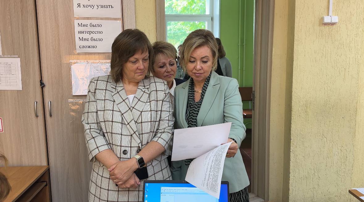 В Ленобласти более 120 детей мигрантов прошли тестирование по русскому языку для зачисления в школы Процедуру провели в 12 образовательных учреждениях, расположенных в 11 районах и округах области. Председатель комитета общего и профессионального образования Вероника Реброва отметила, что тестирование впервые организовали в этом году. «Первый этап прошел в мае, наши педагоги и организаторы пунктов, безусловно, приобрели опыт, поэтому уверена, что сегодня эта процедура пройдет более комфортно и качественно», — заявила она. В тестировании приняли участие 124 ребенка, преимущественно будущие первоклассники. Для успешного прохождения им необходимо набрать не менее 90% правильных ответов на устном собеседовании с учителем. По итогам майского этапа тестирования около 65% детей успешно справились с заданиями. Ребята начнут обучение в школах Ленинградской области с 1 сентября. Online47 — Всё о Ленобласти и не только