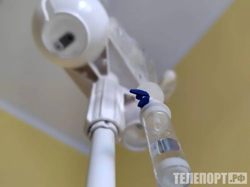 Срок ожидания сложных операций в Приамурье сократился Объем высокотехнологичных медицинских услуг вырос на 17 В 2025 году более 8 тысяч амурчан получили высокотехнологичную медицинскую помощь это на 17 больше чем годом ранее Такие данные приводит пресс служба регионального Минздрава Основными направлениями остаются сердечно сосудистая хирургия онкология травматология отропедия и офтальмология Высокотехнологичные медуслуги также оказывают по направлениям комбустиология нейрохирургия урология оториноларингология акушерство и гинекология эндокринология Значительную часть услуг для почти 7 тысяч пациентов оказали в рамках обязательного медицинского страхования 1 5 человек получили такую медпомощь за счет федерального бюджета В детской областной больнице за счет субсидий из федерального бюджета успешно прооперировали 60 детей с патологиями глаз Ранее для выполнения сложных операций пациенты выезжали в федеральные центры Москвы Петербурга Новосибирска Хабаровска Сегодня такая медпомощь оказывается в Амурской областной Благовещенской городской детской областной больницах Амурском онкологическом диспансере и частных клиниках Это позволило сократить срок ожидания с полутора двух лет до менее чем одного года Решение о проведении вмешательства принимает лечащий врач и подтверждает врачебная комиссия Следите за новостями Благовещенского округа здесь и в MAX