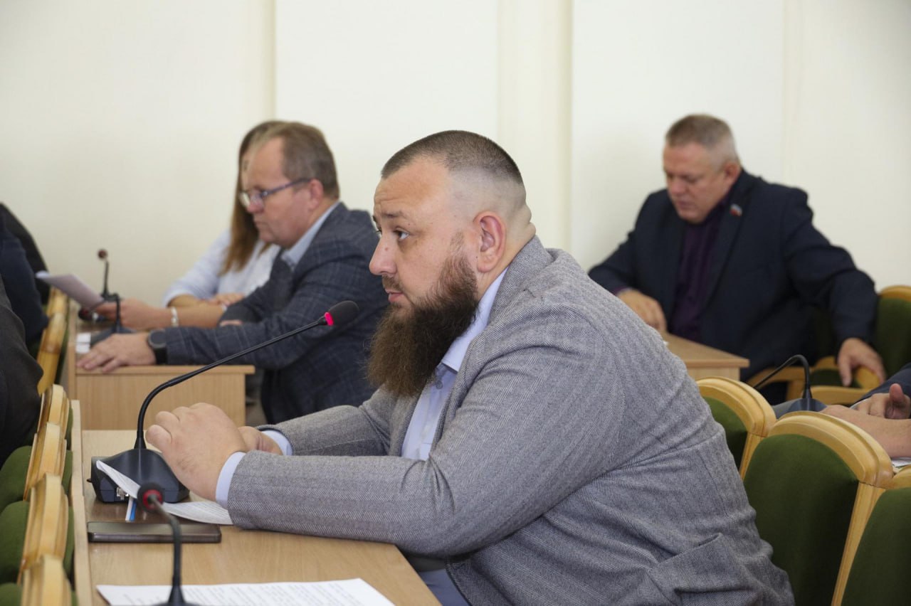 Александр Криеренко и Иван Санаев войдут в состав Совета по научно техническому и инновационному развитию при Главе ЛНР Депутаты на заседании Народного Совета рассмотрели вопрос о направлении представителей от Парламента в состав Совета по научно техническому и инновационному развитию при Главе ЛНР Изучив представленные Социальным комитетом кандидатуры парламентарии направили в состав Совета депутатов Народного Совета Криеренко Александра Валерьевича и Санаева Ивана Владимировича Основная цель Совета координация совместной деятельности по вопросам научно технического и инновационного развития ЛНР совершенствование системы высшего образования обобщение и распространение положительного опыта по организации учебного процесса научной работы повышение квалификации научно педагогических кадров усиление роли вузов в научно технической социально экономической инновационной модернизации республики