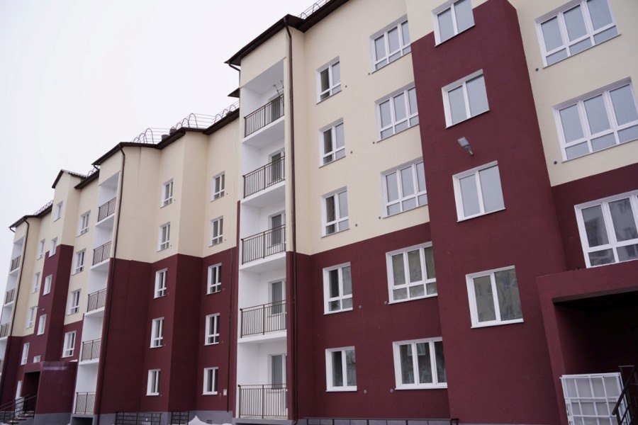 В Кузбассе будут предоставляться льготные кредиты на жилье со ставкой от 0 На прямой линии губернатору Илье Середюку задали вопрос о льготных жилищных кредитах В Кузбассе была хорошая практика когда работникам бюджетной сферы выдавались микрозаймы кредиты на срок до 20 лет под совершенно небольшой процент Но в силу изменения законодательства такая возможность исчезла Я обратился к Валентине Ивановне Матвиенко продолжить программу Совет Федерации поддержал нашу инициативу по выдаче льготных займов на жилье людям которые нуждаются в поддержке В следующем году начнется выдача льготных кредитов на строительство или приобретение жилья сроком на 20 лет с процентной ставкой от 0 до 5 годовых сообщил Илья Середюк Льготные кредиты будет выдавать Фонд жилищного строительства Кузбасса Эта мера позволит обеспечить жильем на льготных условиях многодетных семьи участников специальной военной операции работников бюджетной сферы и другие категории жителей