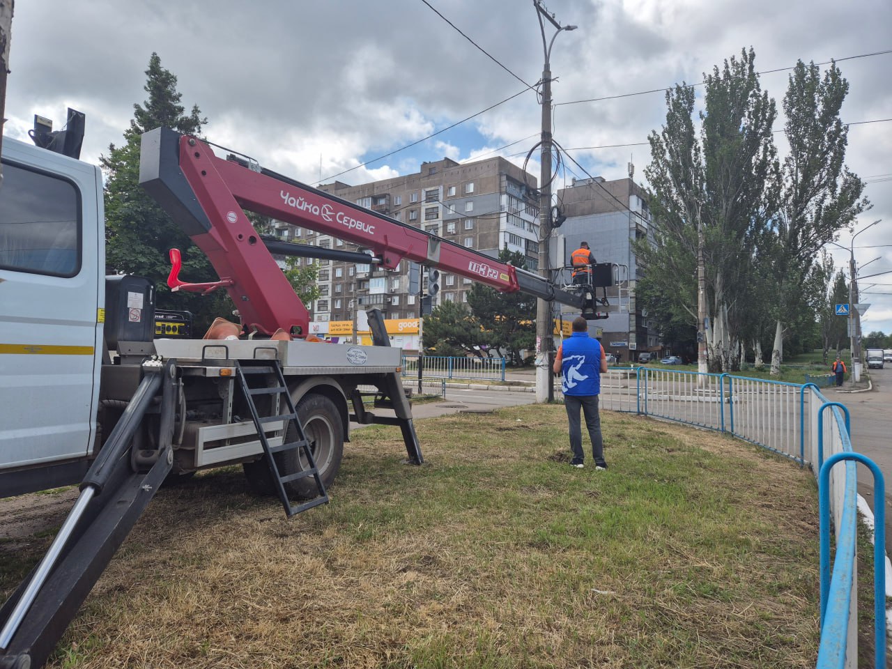 В Алчевске по Народной программе установлены новые светофоры   ⏩ По поручению Секретаря Алчевского отделения партии «Единая Россия» Светланы Гребеньковой единороссы проверили ход работ по установке нового оборудования. На перекрёстке улиц Ленина - Гагарина уже выполнены монтажные работы по установке нового светофорного объекта. Уже установлены транспортные и пешеходные секции. Также ведутся работы по замене устаревших светофоров на перекрестках улиц Ленина и Аллея Славы, Луганская и Кирова.  ⏩Установкой светофоров занимаются работники МУП «Служба дорожного хозяйства и благоустройства города Алчевска ЛНР». Они же производят его подключение, наладку и будут обслуживать.   - В рамках реализации Народной программы активно идет процесс обеспечения безопасности дорожного движения для водителей и пешеходов. Все работы выполняются качественно и проходят по установленному графику.  – поделился Исполнительный секретарь Алчевского местного отделения партии «Единая Россия» Игорь Журавель.   #ЕдинаяРоссия #ЕР81 #НароднаяПрограмма