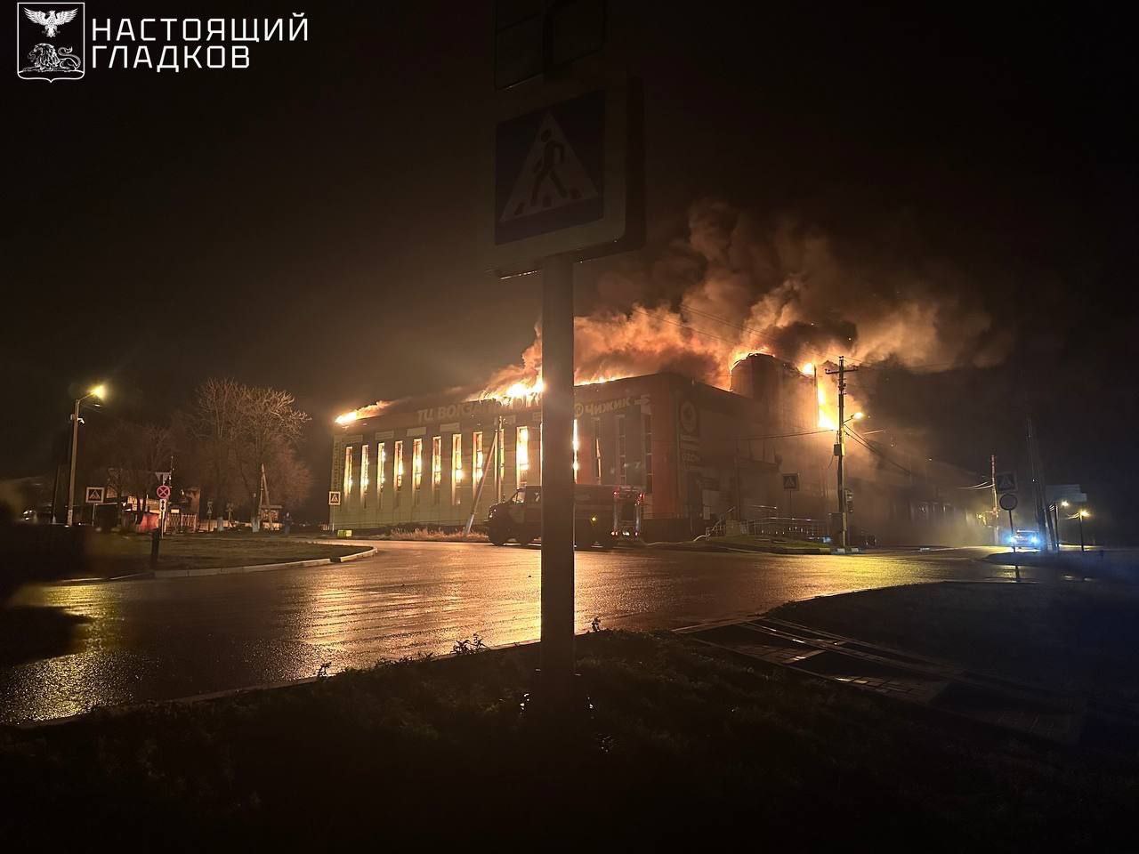 Беспилотники ВСУ ударили по зданию ТЦ в городе Короча Белгородской области сообщил глава региона Вячеслав Гладков По предварительной информации пострадавших нет В результате удара загорелась кровля коммерческого объекта Пожарными расчетами производится ликвидация очага возгорания От еще одного удара выбиты окна в четырех квартирах многоквартирного дома Также временно без света остаются частично город Короча и сёла Погореловка и Подкопаевка Подписывайтесь на Ъ