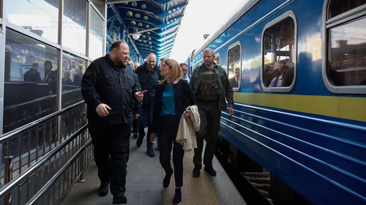 Сейчас в Киеве с визитом находится председатель Европарламента Роберта Мецола По итогам ее выступления в Киеве будет открыто постоянное представительство Европарламента Также Верховная рада ратифицировала соглашение о столетнем партнерстве между Украиной и Великобританией Так вот ты какая незалежность Rogandar