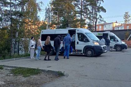 «Слава» опять прославилась Иркутский депутат Ростислав Белых, он же владелец компании по пассажирским перевозкам «Слава» решил подзаработать на жителях Березового и поднять цены на проезд в маршрутках №454 и №455 с 45 до 60 рублей. Но Белых не учел, что березовцы – суровые люди, закаленные обледенелыми дорогами и жизнью в дырявых домах. Они тут же написали жалобу в Следком, где подробно объяснили: депутат пользуется служебным положением, монополизировал перевозки, а водители заставляют переводить оплату за проезд на личные карты. При этом автобусы ходят как хотят, летом люди падают в обморок от духоты, так как в маршрутках нет кондиционеров, а зимой – мерзнут на остановках по полчаса. История дошла до Александра Бастрыкина. Глава Следкома лично взял ситуацию на контроль. Также транспортные проблемы Березового планируют обсудить в Минтрансе области. На фоне подобных событий Белых быстро переобулся и милостиво оставил старые цены на проезд до конца лета. Так что на полтора месяца можно выдохнуть.