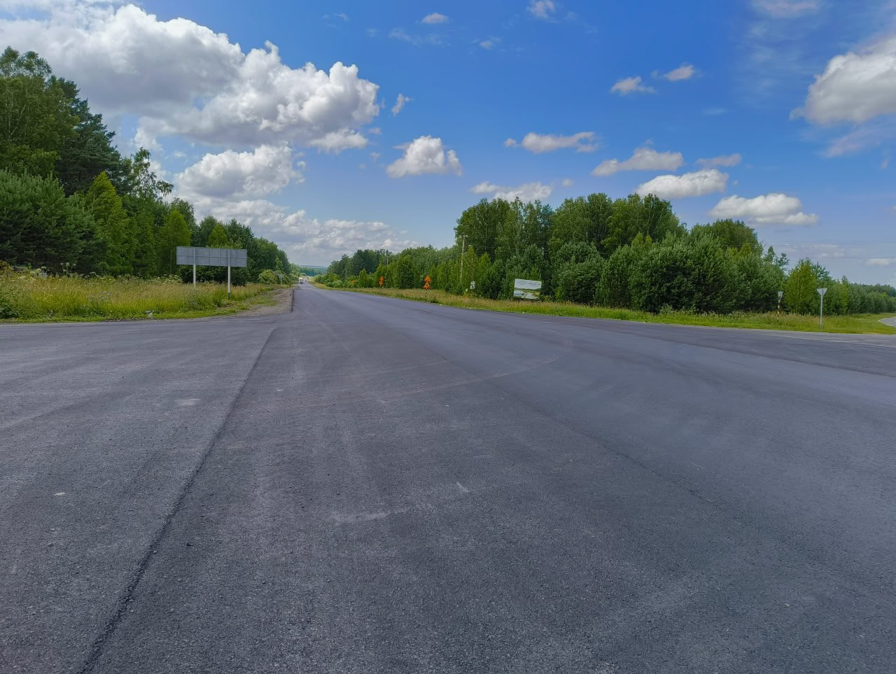 В Новосибирской области 98 дорожных объектов отремонтируют по нацпроекту В регионе продолжается ремонт опорной сети дорог по нацпроекту «Инфраструктура для жизни». По поручению Губернатора Андрея Травникова областное министерство транспорта и дорожного хозяйства проводит серию выездных проверок на дорожных объектах. Сегодня специалисты проконтролировали работы на трассе «Новосибирск – Ленинск-Кузнецкий». Здесь реконструируется участок протяженностью 1,5 км около с. Раздольное, а также ремонтируется четыре участка дороги общей протяженностью 17,5 километров. Подход комплексный: подрядчик обновляет покрытие, восстанавливает водопропускные трубы, устанавливает сигнальные столбики и другие технические средства организации дорожного движения. В 2026 году планируется продолжить приведение дороги в нормативное состояние. Всего в Новосибирской области благодаря национальному проекту «Инфраструктура для жизни» в 2025 году ремонтируется 98 объектов общей протяженностью 246,5 км. При этом на региональной опорной сети дорог благодаря нацпроекту ремонтируют 25 участков дорог.