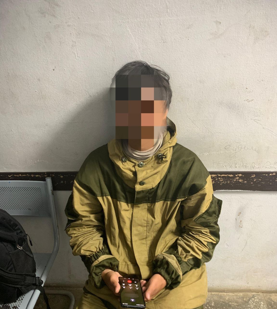 «План-перехват»: должника по алиментам нашли на переправе и поместили в СИЗО В городском отделении судебных приставов ведется исполнительное производство о взыскании алиментов с 34-летнего жителя Якутска. По судебному решению мужчина обязан ежемесячно перечислять ¼ своих доходов на содержание своего 3-летнего сына, но добровольно обязательства не исполнял. За неоднократную неуплату алиментов без уважительных причин в отношении отца возбуждено уголовное дело, с которым должник ознакомился, а затем пропал. В связи с тем, что подсудимый не являлся на судебные заседания, он был объявлен в розыск На этой неделе судебный пристав получил информацию о возможном местонахождении должника, оперативно передал данные сотрудникам полиции, которые в тот же вечер сняли должника с маршрутного такси на паромной переправе «Нижний Бестях — Якутск» и поместили в СИЗО до рассмотрения уголовного дела и назначения наказания.