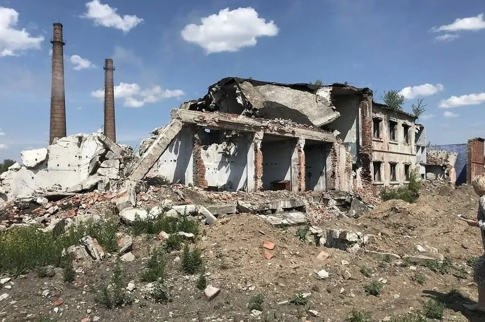 Иркутская область запросила миллиард на очистку заброшенного завода в Свирске Министерство природных ресурсов и экологии Иркутской области направило в федеральный центр заявку на финансирование масштабной уборки Регион планирует убрать накопленный вред окружающей среде на территории бывшего аккумуляторного завода в Свирске Проект реализуют в рамках федерального проекта Генеральная уборка национального проекта Экологическое благополучие Общая потребность в средствах федерального бюджета на 2026 2028 годы составляет 1 02 миллиарда рублей Еще 468 6 миллиона рублей добавят областная и местная казны Проект работ разработали за счет субсидии из регионального бюджета он уже получил положительные заключения государственной экологической экспертизы Работы пройдут в два этапа сначала снесут остатки зданий затем восстановят плодородный слой и проведут озеленение Ликвидация объекта в Свирске позволит устранить угрозу для экологии и здоровья жителей отметила министр природных ресурсов и экологии Иркутской области Светлана Трофимова Завод по выпуску свинцово кислотных аккумуляторов расположен прямо в черте города на левом берегу Ангары Сейчас он заброшен производство остановлено земельные участки не используются и захламлены а строения разрушены Общая площадь промплощадки составляет 23 5 гектара